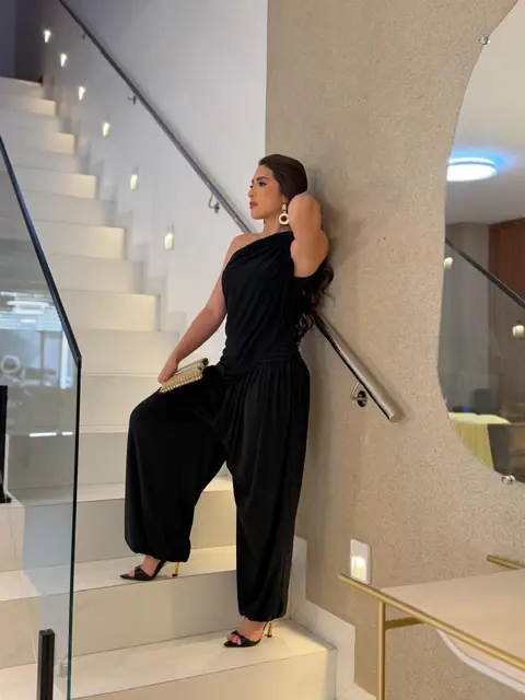 Macacão preto de um ombro só com calça saruel