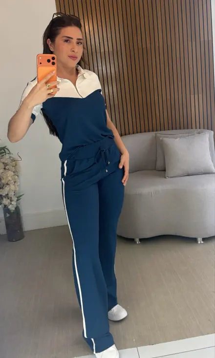 Aero Look azul-marinho com gola branca