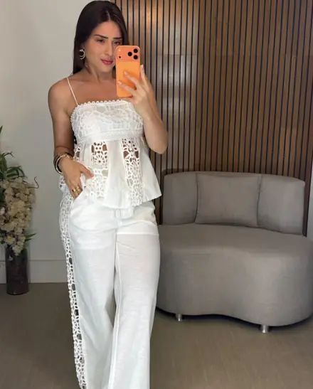 Thayse com conjunto branco de renda