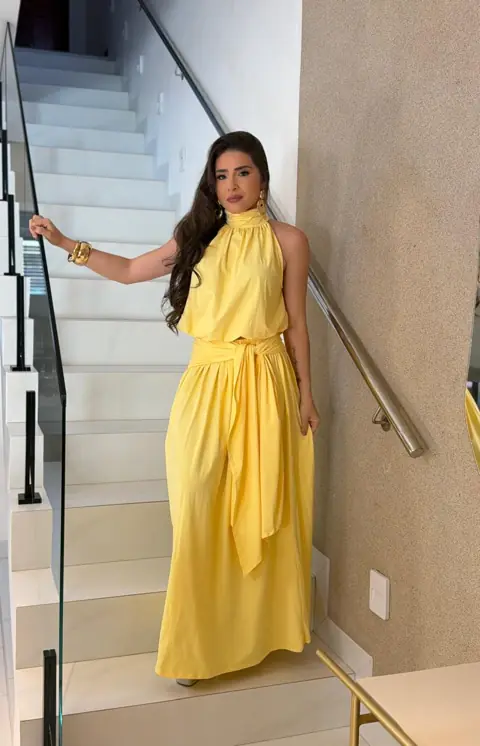 Conjunto longo amarelo com blusa frente única e saia longa