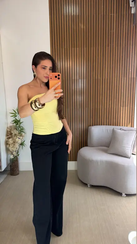 Corselet amarelo tomara que caia com calça preta