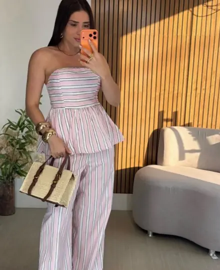 Thayse com conjunto listrado rosa