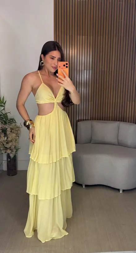 Vestido longo amarelo em camadas com recorte