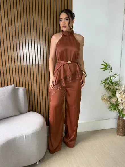 Conjunto chocolate de cetim com calça pantalona