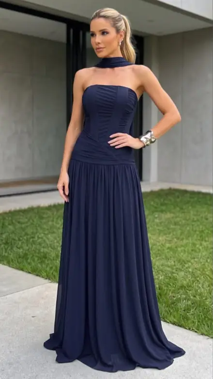 Vestido longo azul marinho com echarpe
