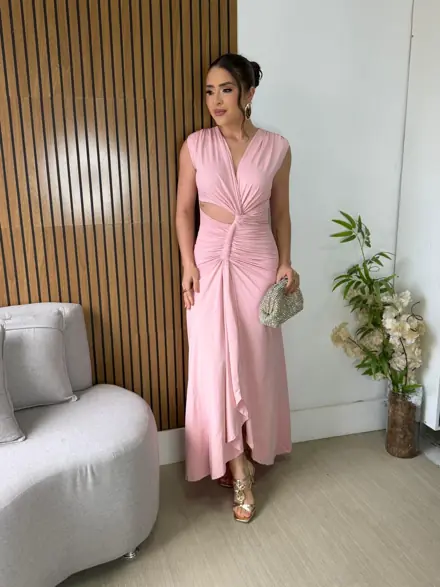 Vestido longo rosa com recorte na cintura