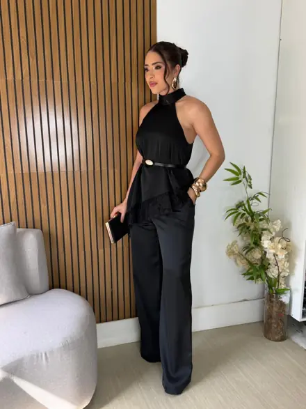 Conjunto preto de cetim com calça pantalona