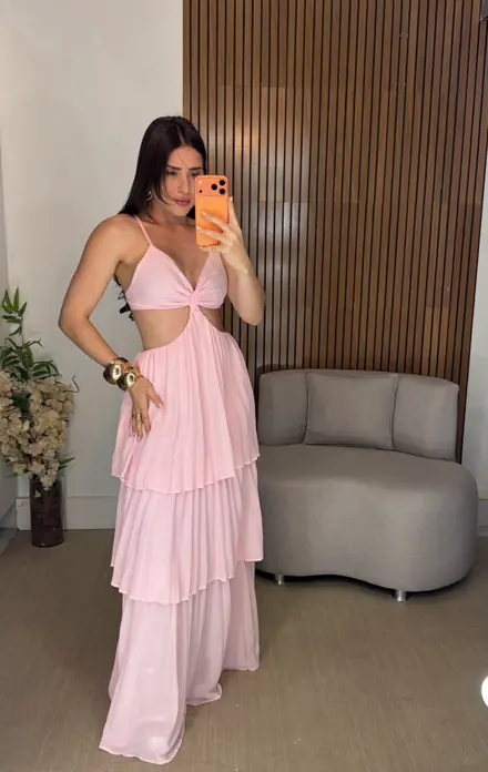 Vestido longo rosa em camadas com recorte