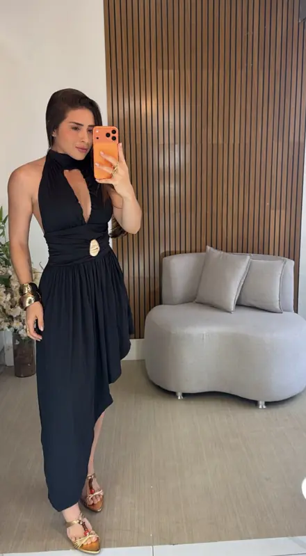 Vestido preto frente única com barra assimétrica