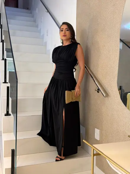 Vestido longo preto com fenda