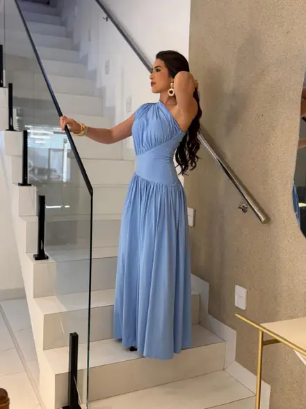 Vestido longo azul de um ombro só