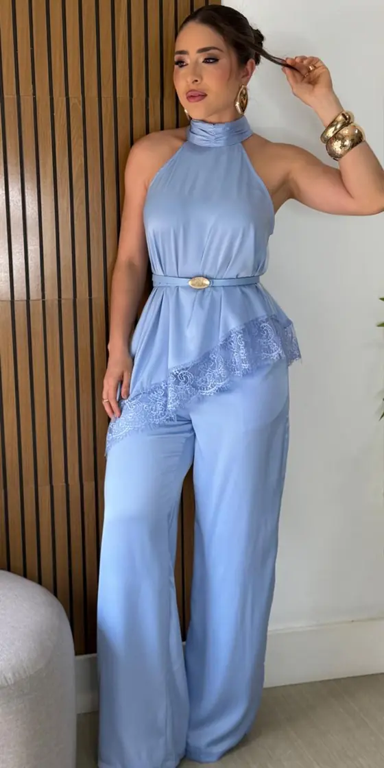 Conjunto azul de cetim com calça pantalona