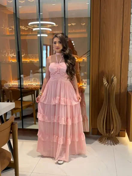 Vestido longo rosa de tule em camadas