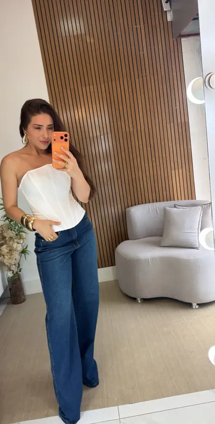 Corselet branco tomara que caia com calça jeans